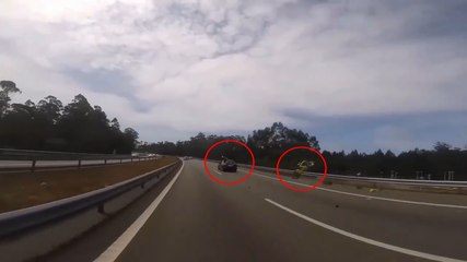 Un motard percute une voiture et termine sur son toit.