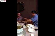 The martial arts champion uses paper money to cut off the chopsticks