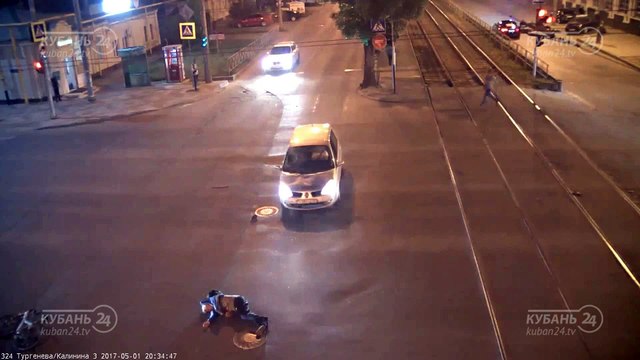 Accident terrible : ce cycliste grille un feu et se fait percuter par une voiture