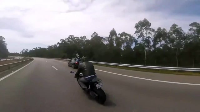 Chanceux dans son malheur, ce motard se retrouve sur le toit de la voiture après l'avoir percutée