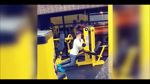 Il fait de la muscu mais à sa façon.. Un peu bizarre non?