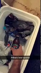 Descargar video: Un homme ouvre sa bouteille de bière avec l'aide d'un crabe