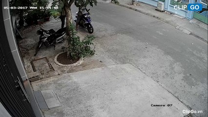 Xe để hớ hênh bị hai thanh niên xơi tái