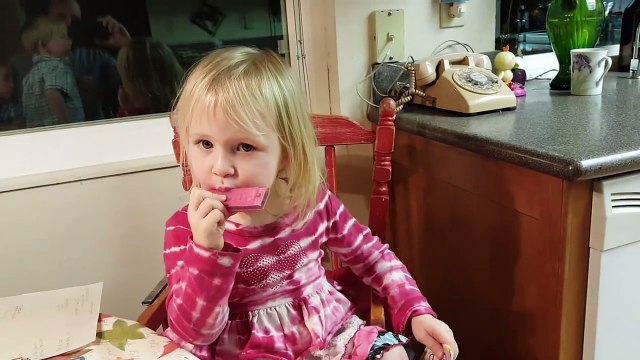 Le duo le plus adorable... la fillette à l'harmonica et le chien au chant!