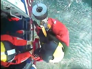 Ce surfeur perdu dans l'océan depuis 30h va etre sauvé par les garde-cotes