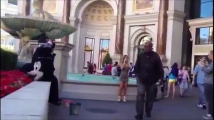 Elle pose sur une fontaine et tombe à l'eau... Vive les blondes