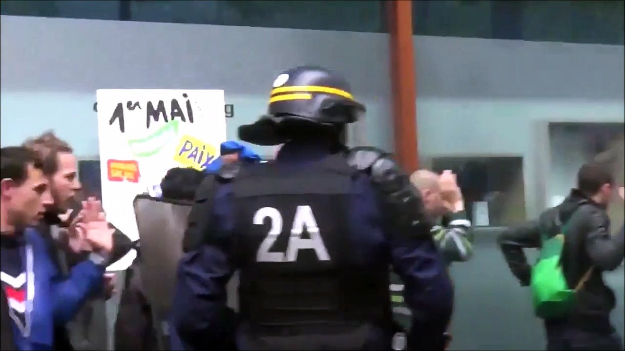 Ce CRS abus eun peu et met des coups de matraque à des manifestants le 1er mai