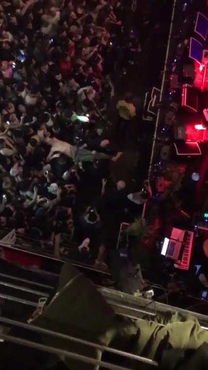 Un fan débile saute du 3e étage en plein concert de Rap et c'est le drame