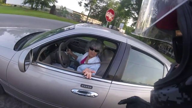 Ce motard se fait couper la route par une mamie et la rattrape pour la pourrir