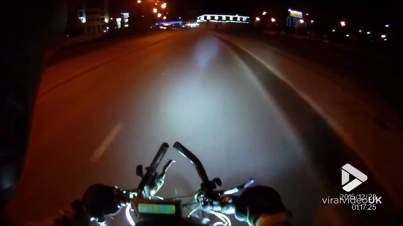 Ce cycliste va rouler sur un chat... Dingue