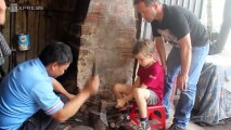VnExpress | Du lịch | Khách Tây tập làm thợ rèn dao kéo ở Đa Sỹ