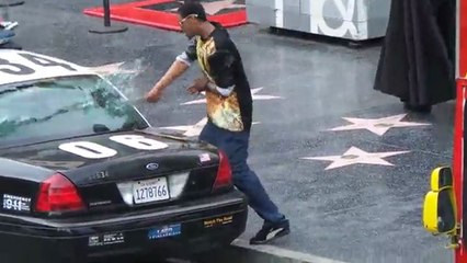 Ce gars défonce les vitres d'une voiture de police