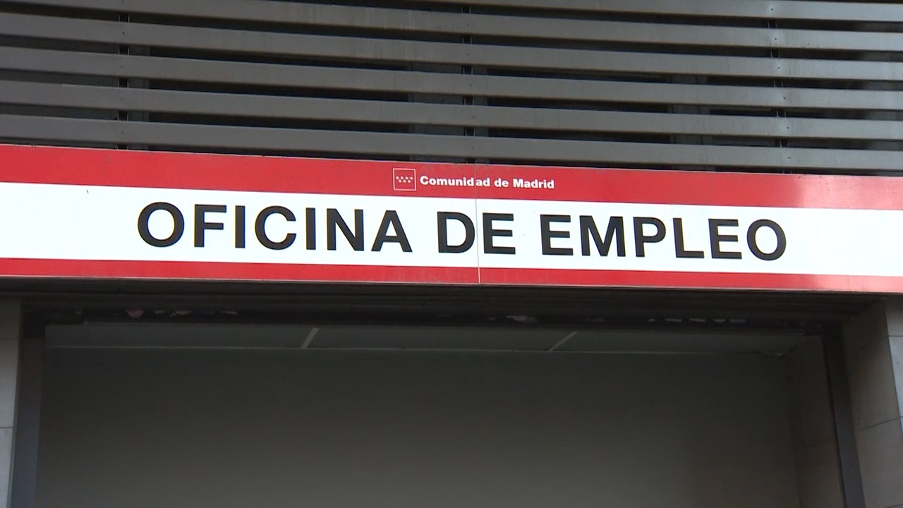El paro registra en abril su mayor caída mensual histórica