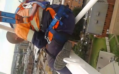 Cet employé à choisit le meilleur endroit pour dormir