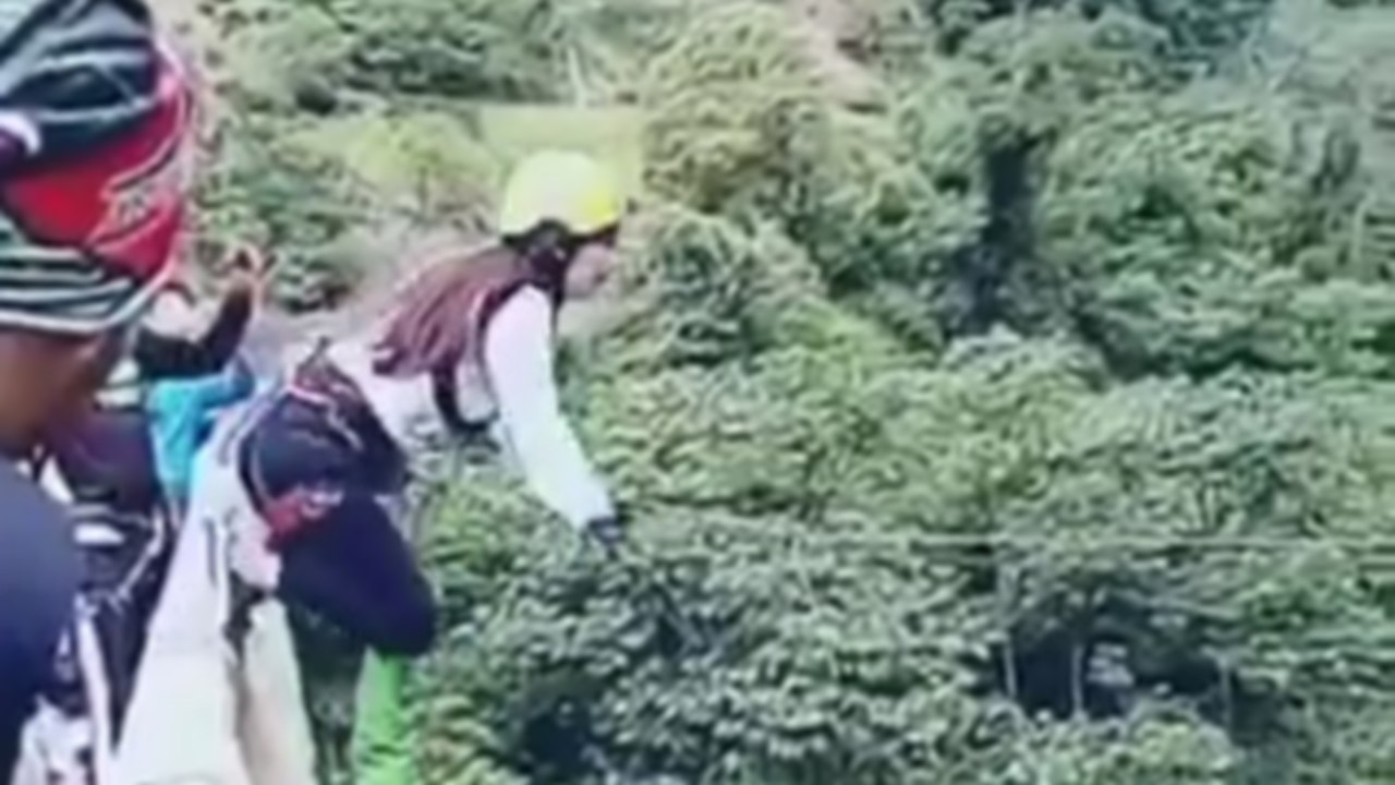 Elle fait un plat dans la rivière à cause d'un élastique trop long