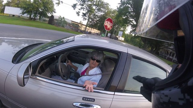 Un motard s'emporte contre une femme qui a manqué de lui couper la route