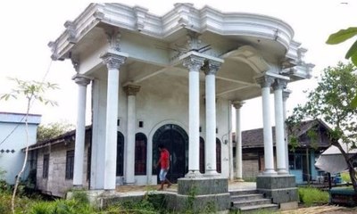 "Rumah Abunawas", Mewah dari Depan, Mengejutkan dari Samping