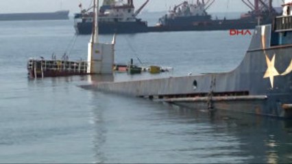 Kartal'da Karaya Oturan Gemi Batıyor 1