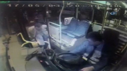 Dehşet Anları Kamerada... Otobüse Binen Kadın Şoförü Bıçakladı