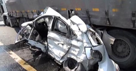 TIR'ın Altına Alıp 50 Metre Sürüklediği Araçtan 2 Kişi Sağ Kurtuldu