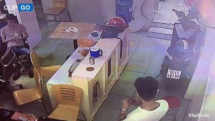 Thanh niên vờ soi gương trộm tiền trong cốp