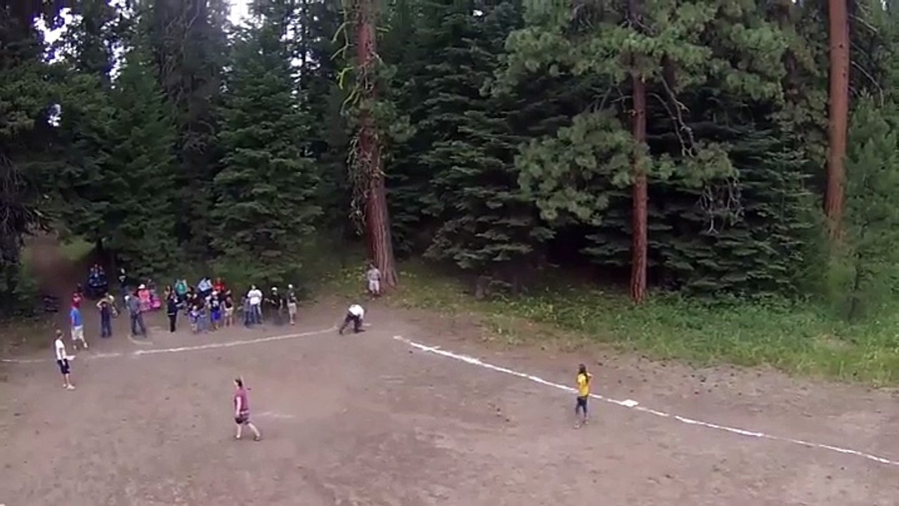 Un drone se fait percuter par une balle de baseball