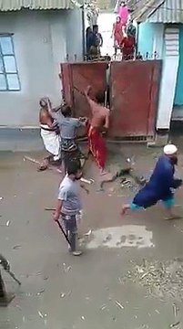 ।ওরা কি মানুষ নাকি পশু। প্লিজ ভিডিওটি শেয়ার করে ছড়িয়ে দিন। ঘটনার মূল সুত্র হচ্ছে পূর্ব থেকেই