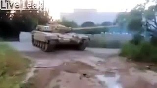 Tank çalıp kullanamayan suriyeliler