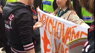 Une femme Scout de 16 ans, seule devant un Néo-Nazi, la vidéo fait le tour du monde!