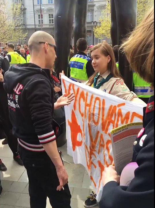 Une femme Scout de 16 ans, seule devant un Néo-Nazi, la vidéo fait le tour du monde!