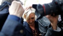 Marine Le Pen accueillie par des jets d’œufs en Bretagne.