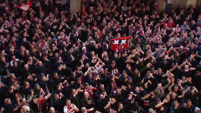 Ajax-Lyon : Une communion extraordinaire entre joueurs et supporters de l'AJAX hier après le match !