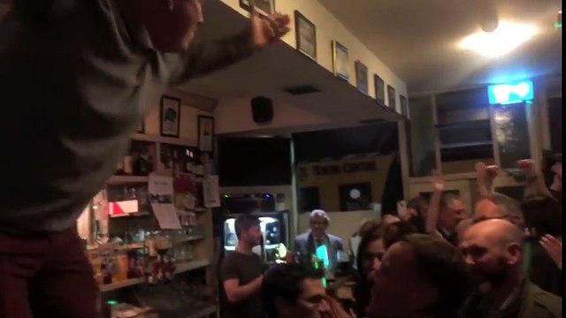 Quand tout un pub irlandais se met à chanter en hommage à leur ami décédé