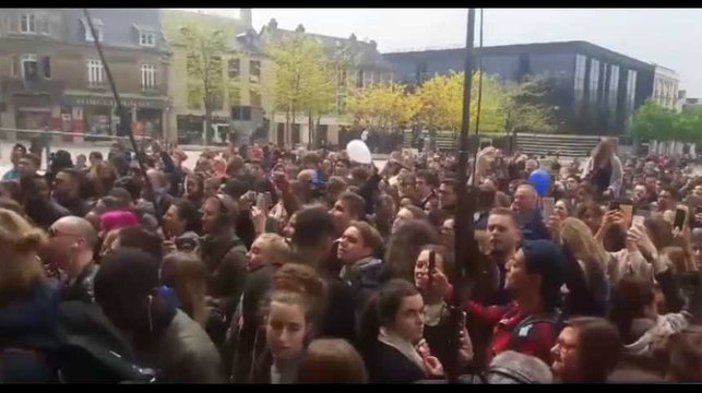 Marine Le Pen chahutée à la cathédrale de Reims, elle sort par une porte dérobée (vidéo)