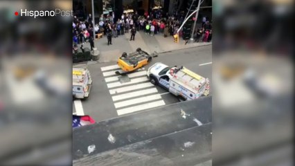 Policía de Nueva York atiende aparatoso accidente de tránsito