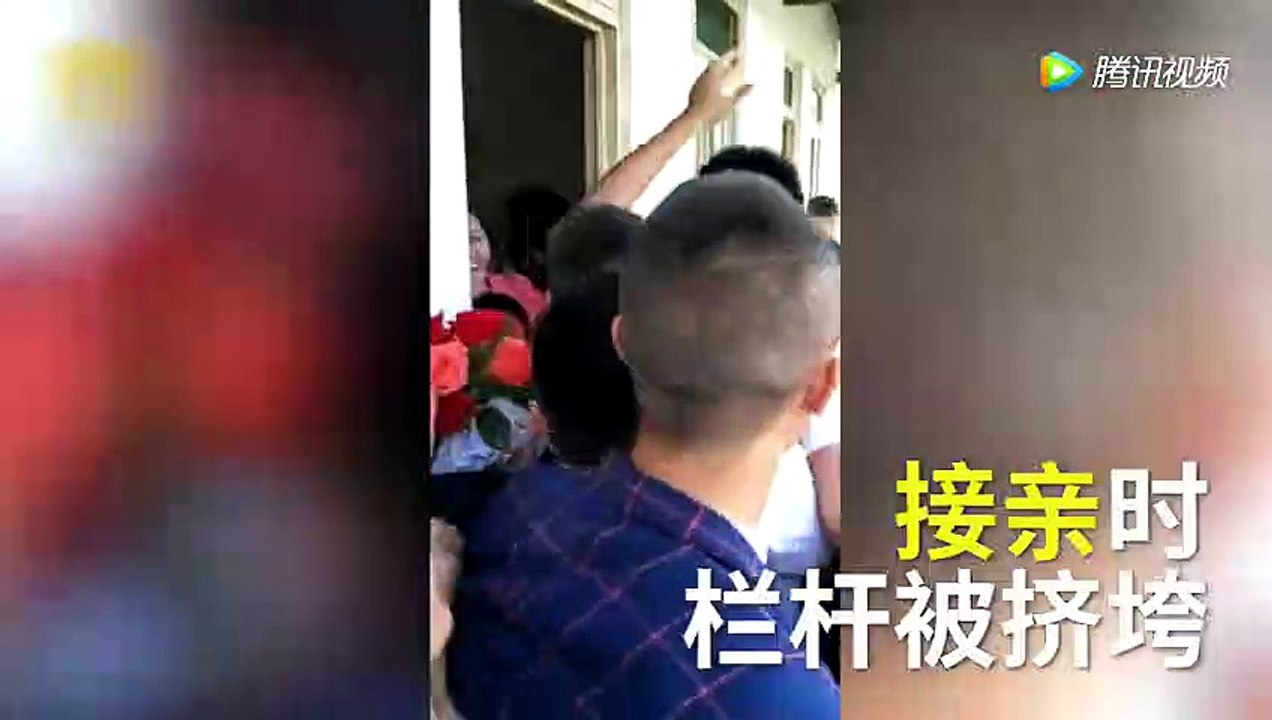 新人結婚接親搶紅包 擠垮欄杆親友2樓摔下