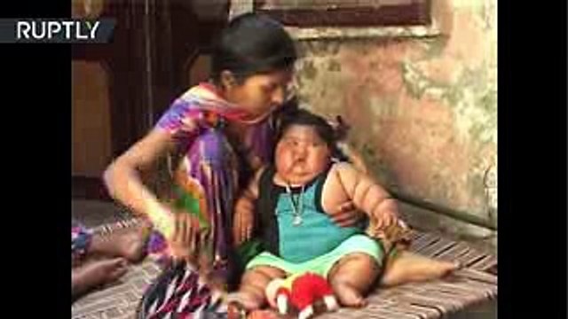 Come como una niña de 10 años : La historia de una bebé de 8 meses que pesa 17 kilos