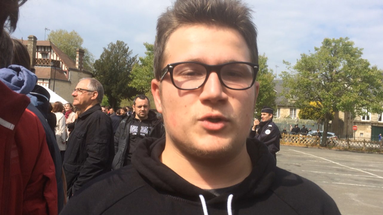 Roman, Julien et Victor, étudiants, place Foch