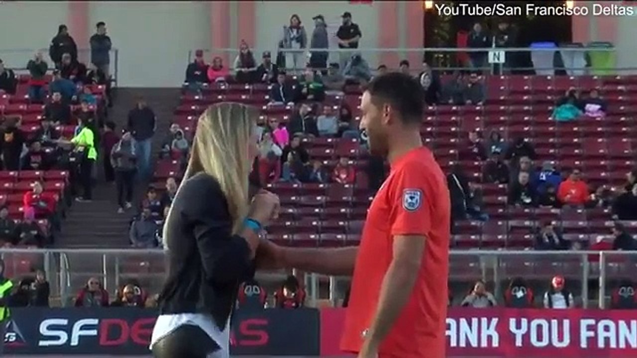 Le gardien de San Francisco Deltas demande la main de sa petite amie sur le terrain