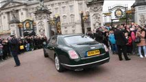 Ciudadanos y turistas rodean Buckingham tras el anuncio sobre Felipe de Edimburgo