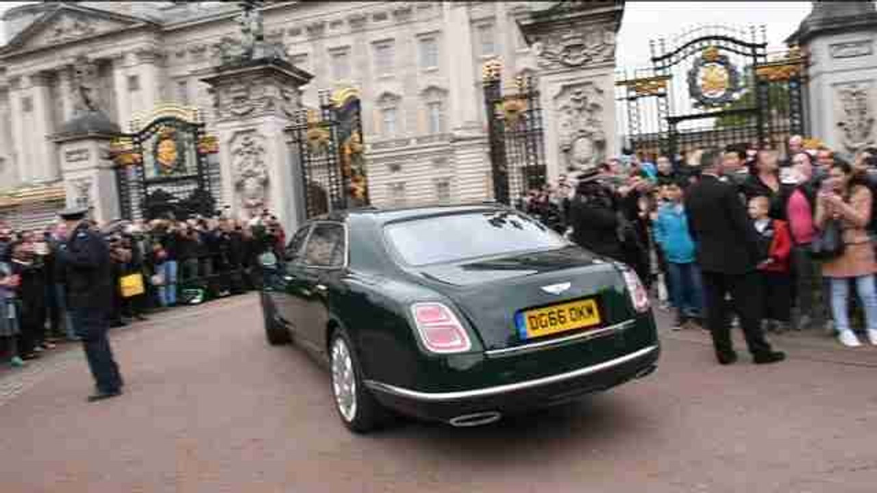 Ciudadanos y turistas rodean Buckingham tras el anuncio sobre Felipe de Edimburgo