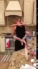 Ella pensaba que su esposo e hija hacían el desayuno, sin embargo lo que vio, la dejó sorprendida.