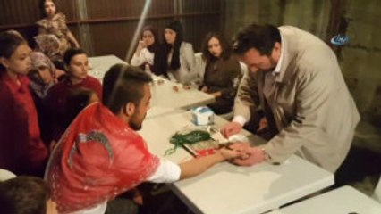 Ana Kuzuları Asker Ocağına Kına Yakılarak Gönderiliyor