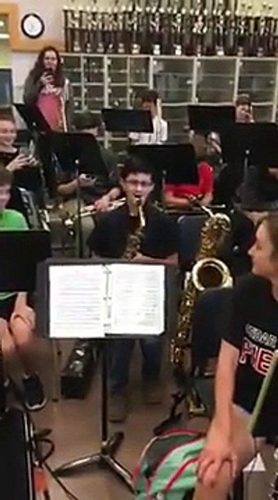 Il joue super vite à 12 ans du Saxophone !! GENIE !!