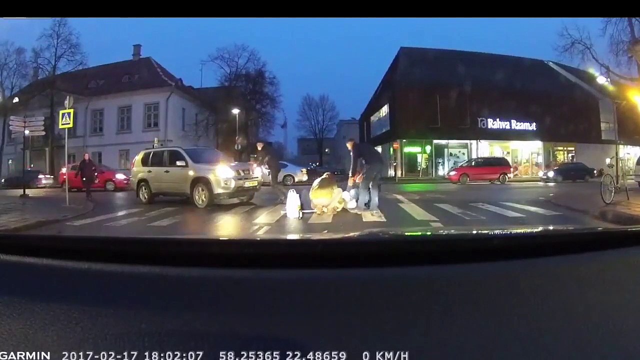 Il blesse une vieille dame en voulant l’aider à traverser