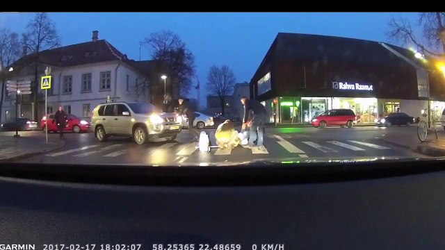 Il blesse une vieille dame en voulant l’aider à traverser