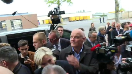 Manifestantes jogam ovos em Marine Le Pen