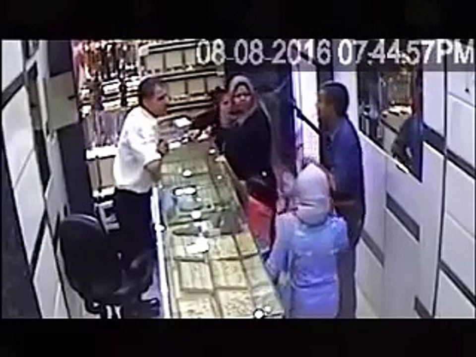 امراة تضرب لص وتنقذ صاحب محل مجوهرات من السرقة