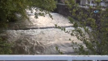 Dereye Düşen 2 Kişiyi Muhtar ve Mahalle Sakinleri Kurtardı