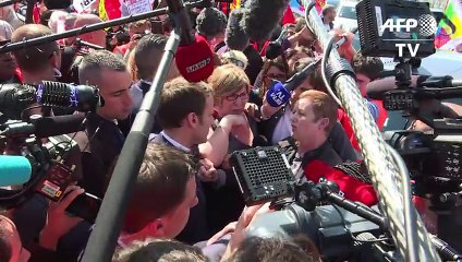 Macron vivement interpellé par des militants syndicaux à Albi